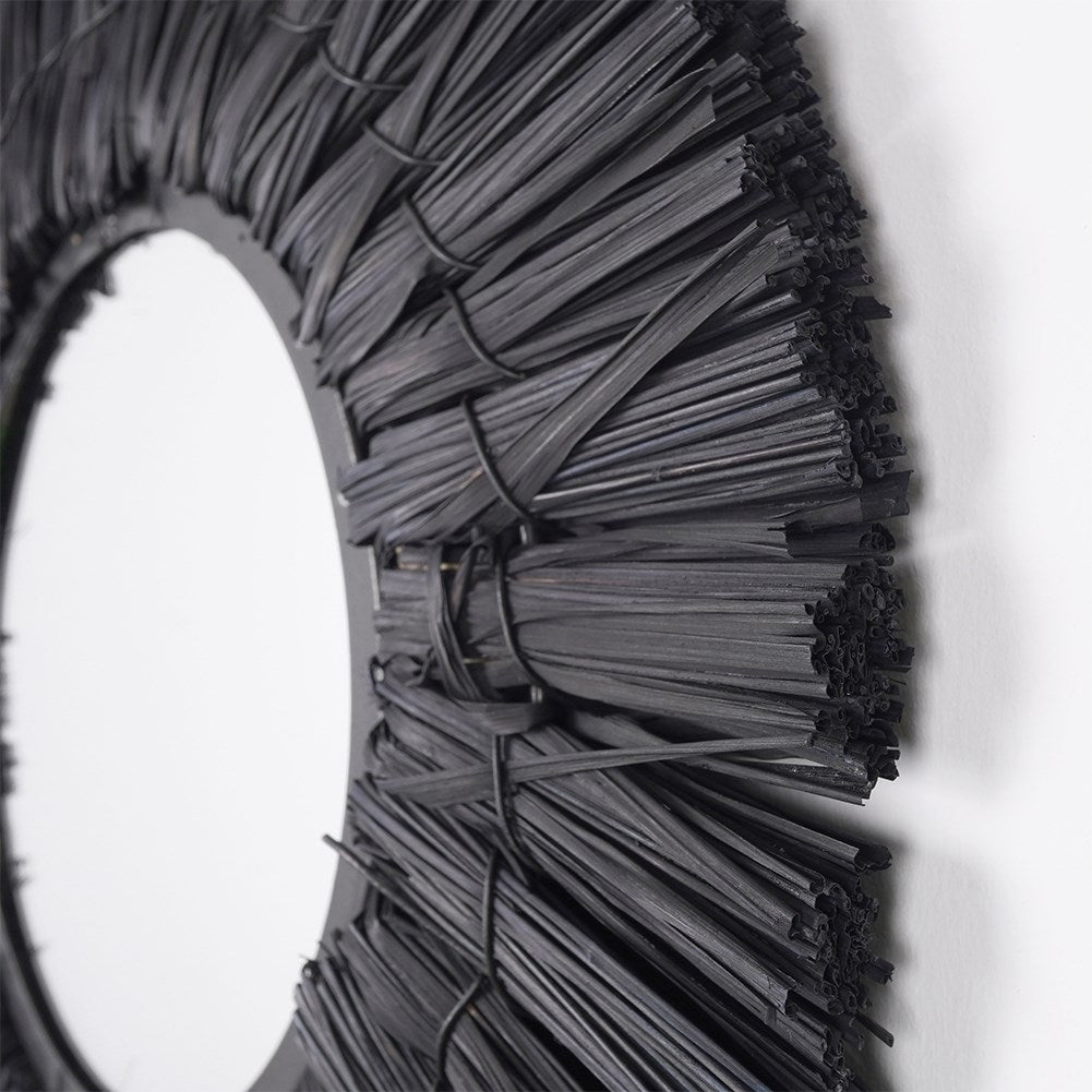 Elegant Wall Mirror with Raffia Frame - 32 cm Diameter