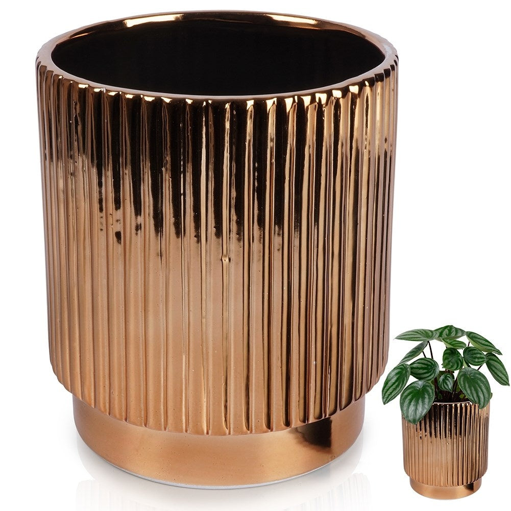Elegant ceramic pot with ribbed surface and glossy gold colour
