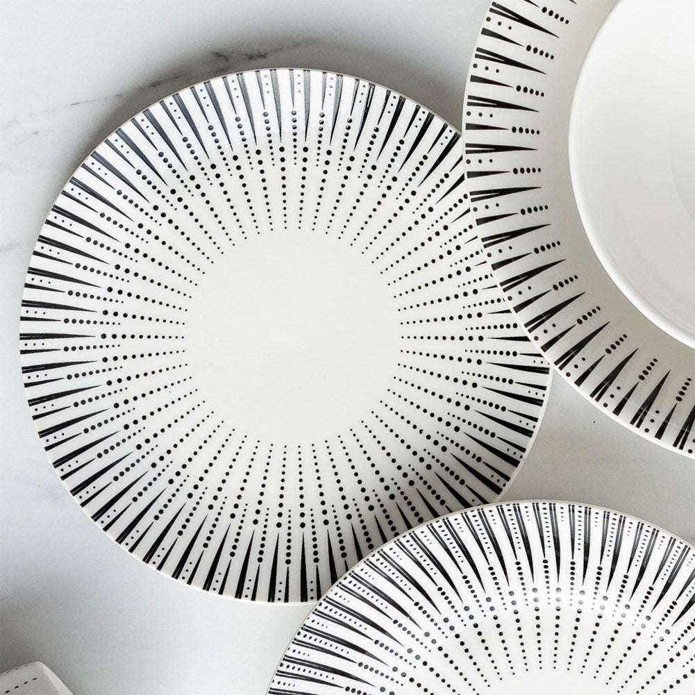 Elegant dessert plate in white porcelain with black decoration