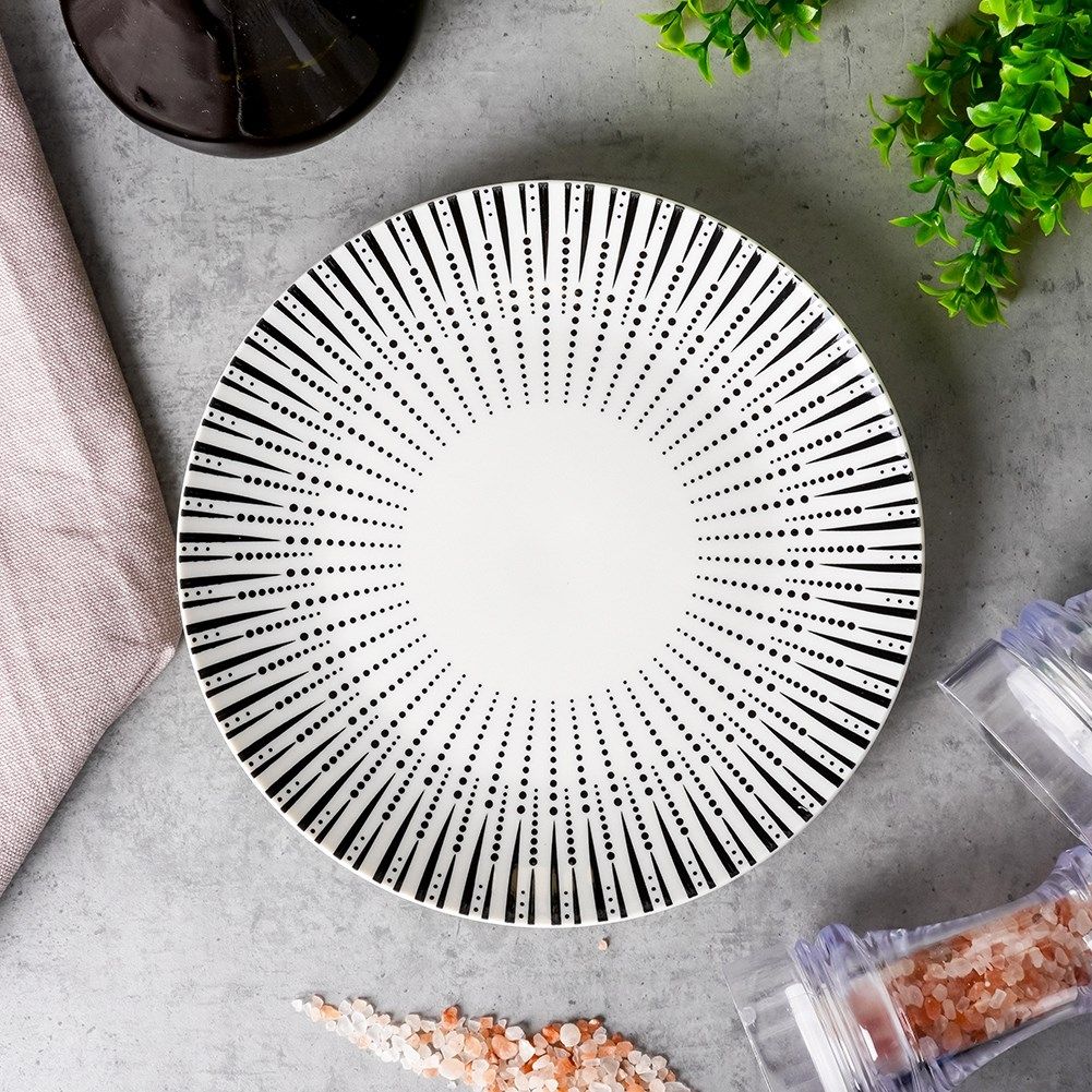 Elegant dessert plate in white porcelain with black decoration