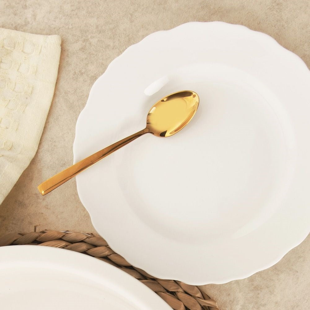 Elegant dessert plate in white porcelain with wavy edge