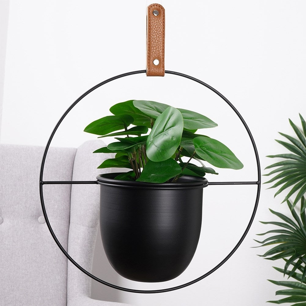 Elegant hanging pot in black metal with leather strap for indoors