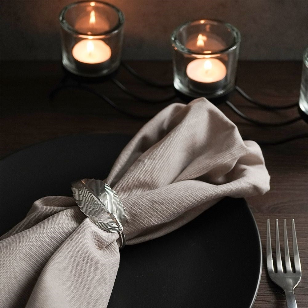 Elegant napkin rings in silver with a leaf pattern, 4.5 cm diameter