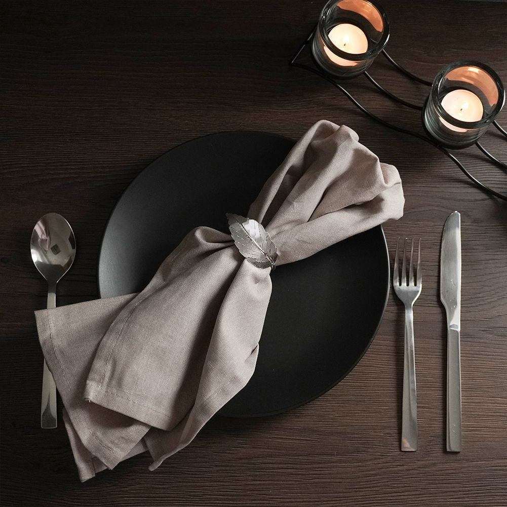 Elegant napkin rings in silver with a leaf pattern, 4.5 cm diameter