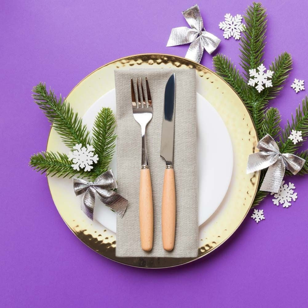Elegant place mat 32 cm in golden metal with dot decoration