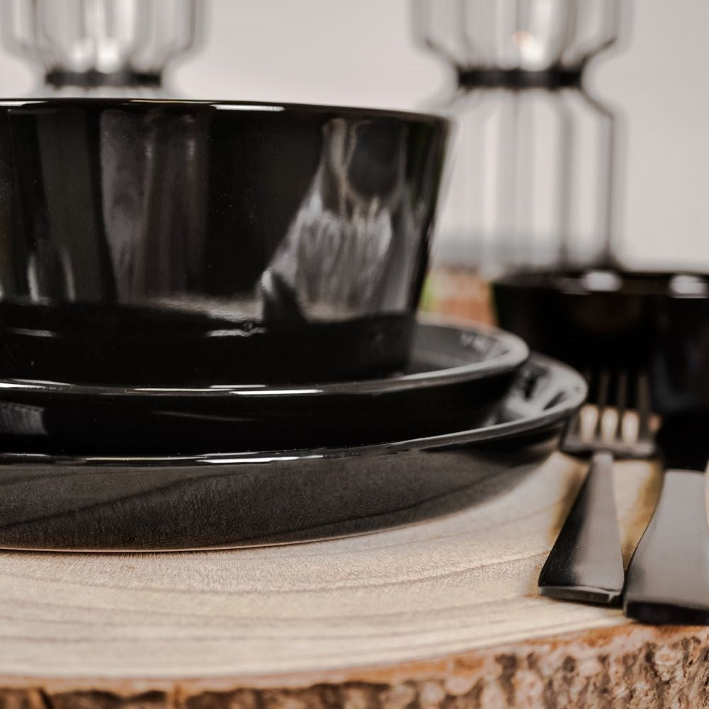 Elegant porcelain plate 24 cm - Style and functionality
