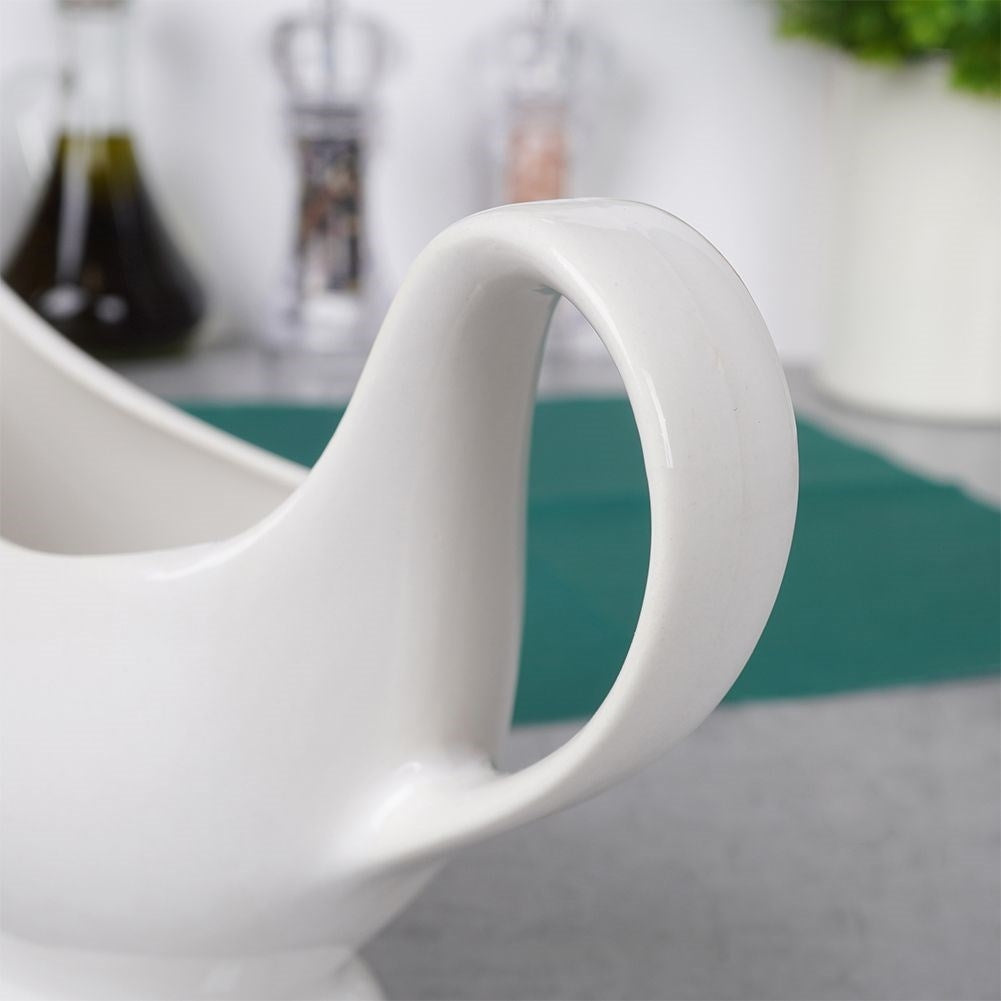 Elegant porcelain sauce container with handle