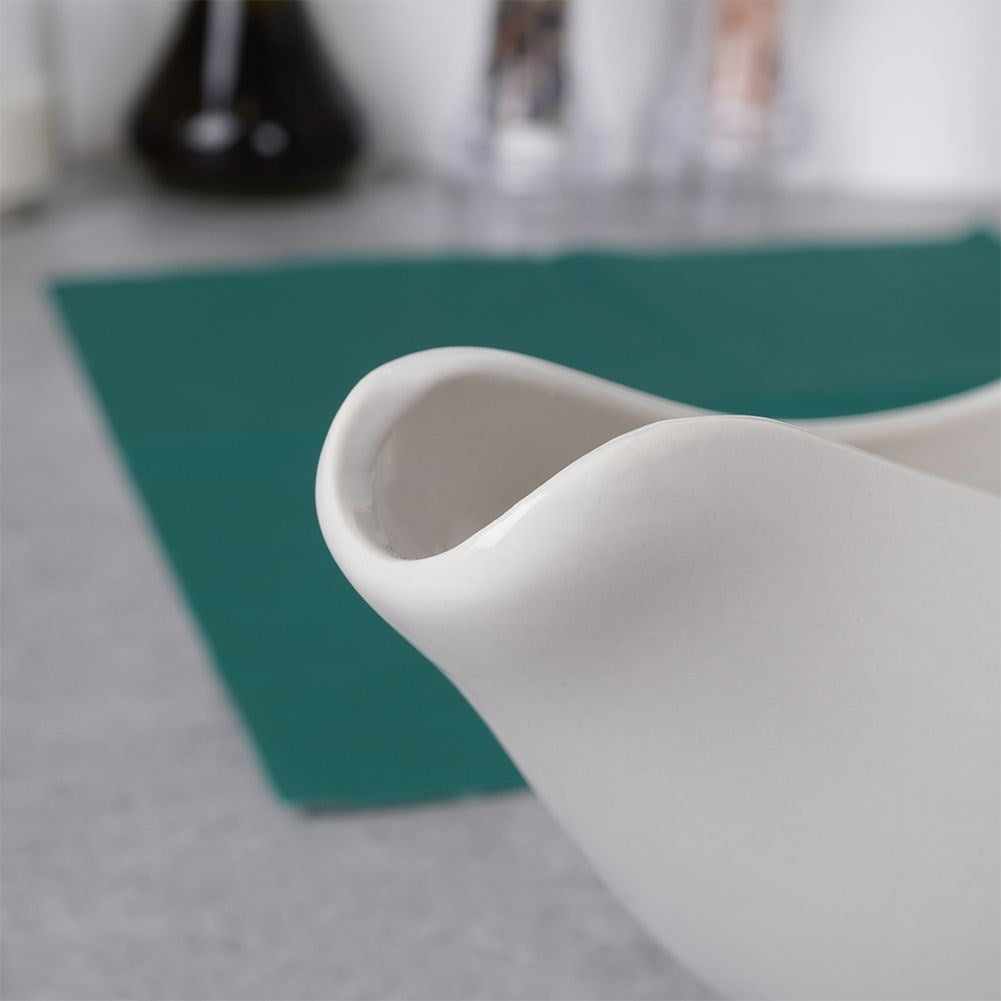 Elegant porcelain sauce container with handle
