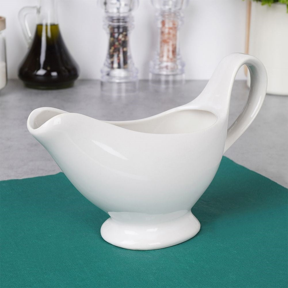 Elegant porcelain sauce container with handle