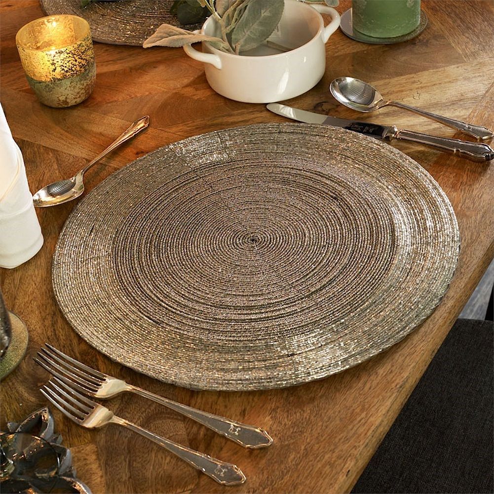 Elegant round placemat in trendy golden colour
