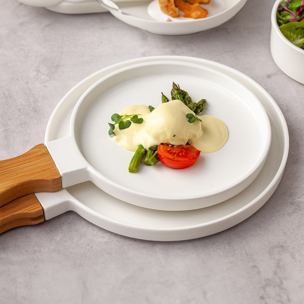 Elegant serving dish in porcelain and bamboo with handle
