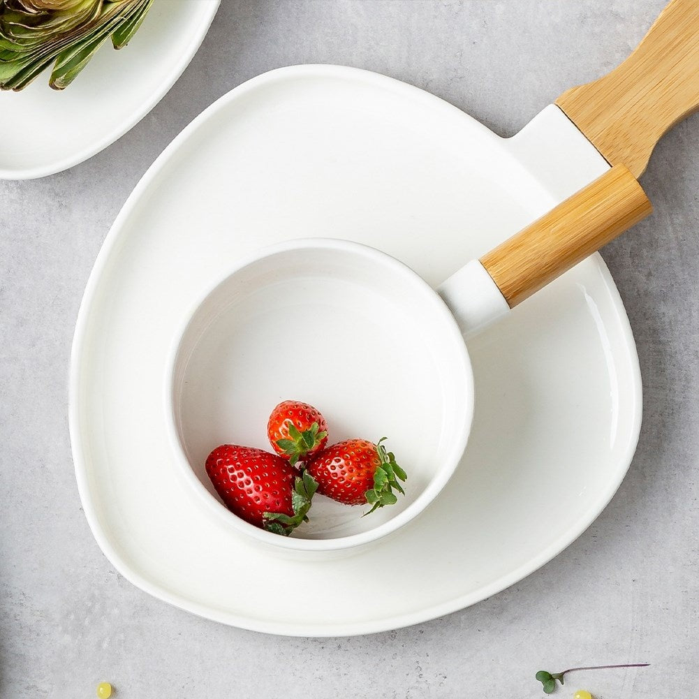Elegant serving dish in porcelain and bamboo with handle