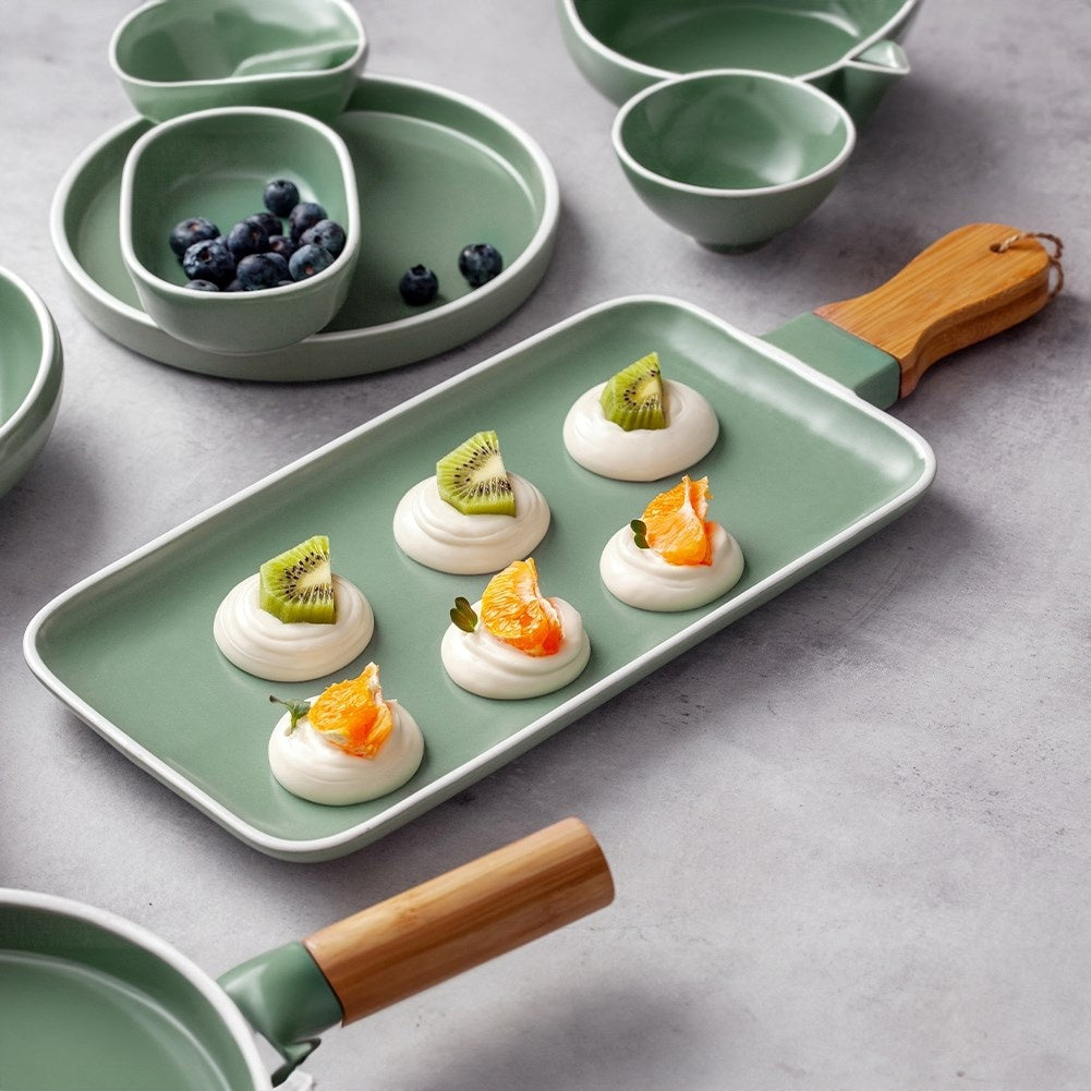 Elegant serving dish with handles in porcelain and bamboo