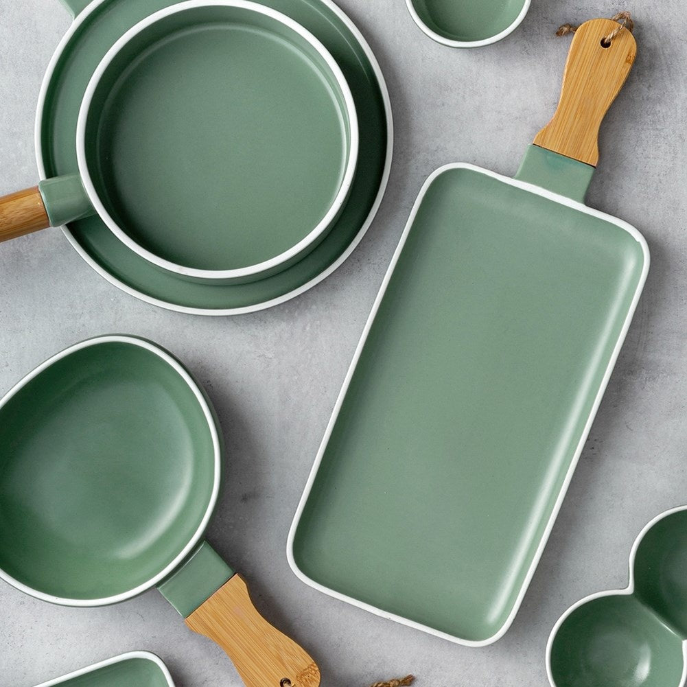 Elegant serving dish with handles in porcelain and bamboo