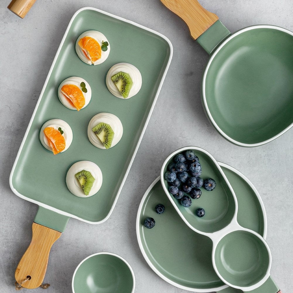 Elegant serving dish with handles in porcelain and bamboo