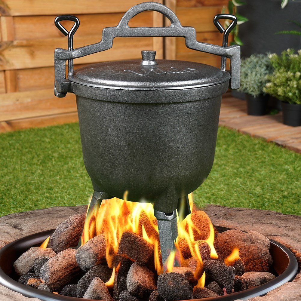 Enamel pot on legs with lid, 8L capacity