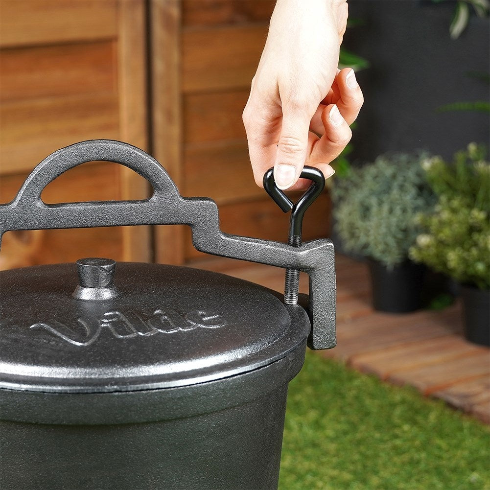 Enamel pot on legs with lid, 8L capacity