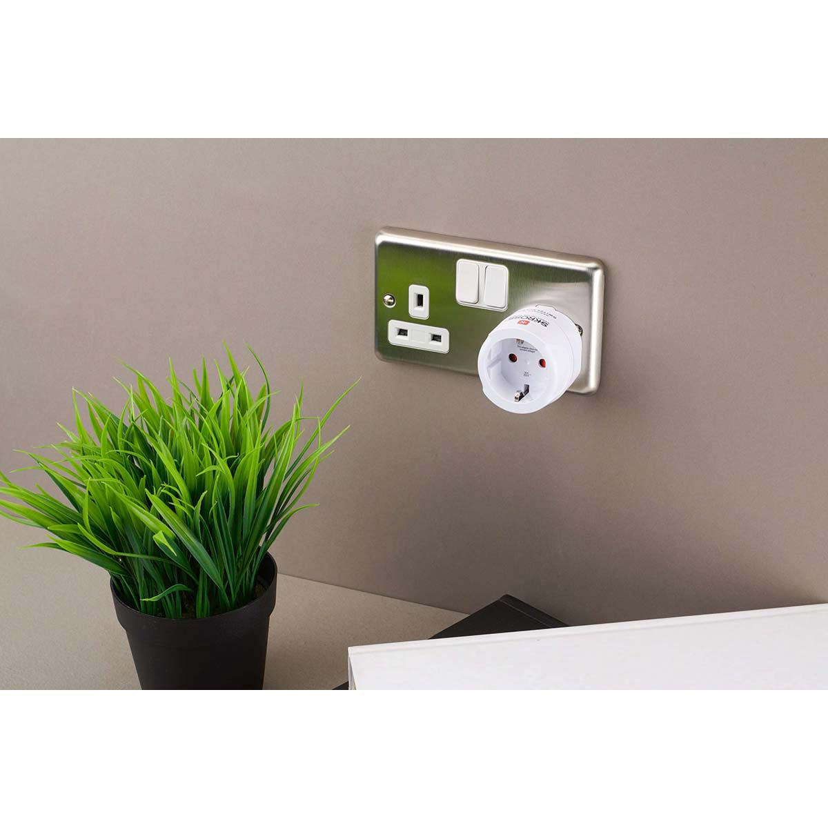 Europe to UK Travel Adapter, Earthed, 2-3 Pole Devices