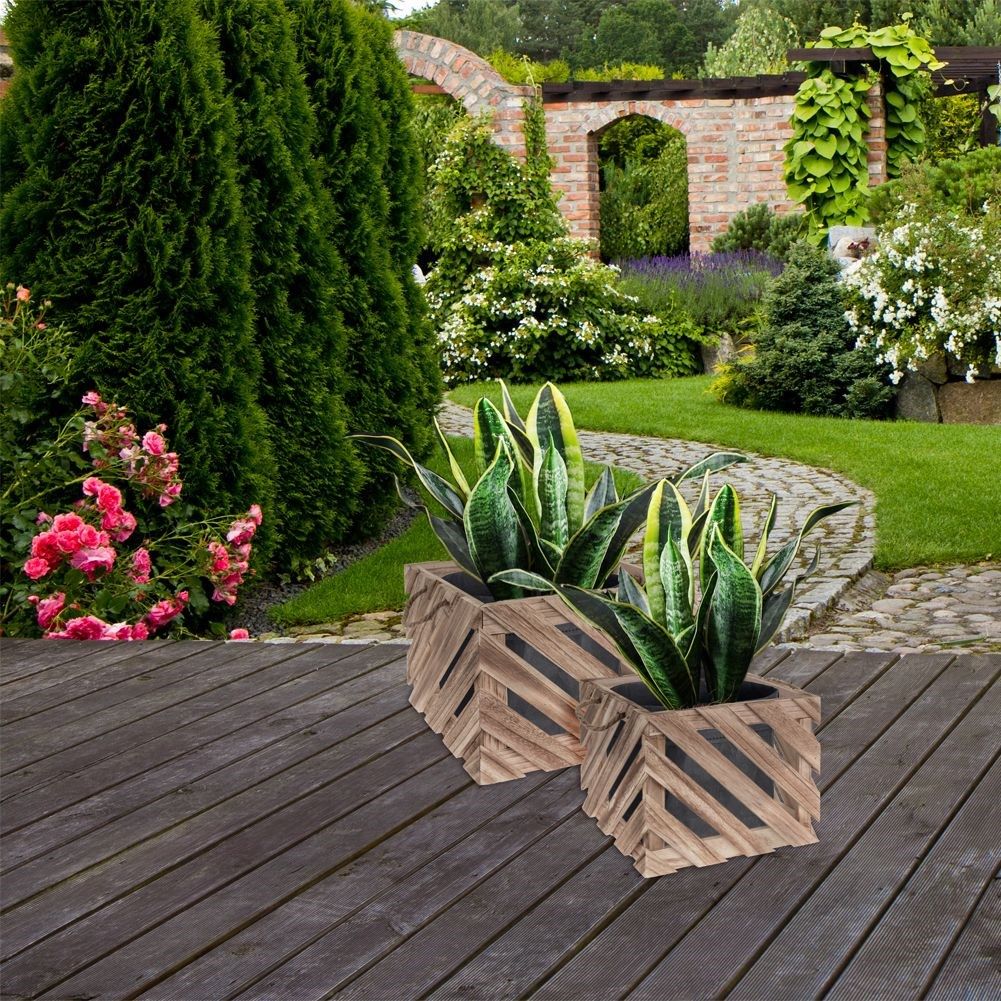 Exclusive wooden box with sturdy planks and durable rope handles