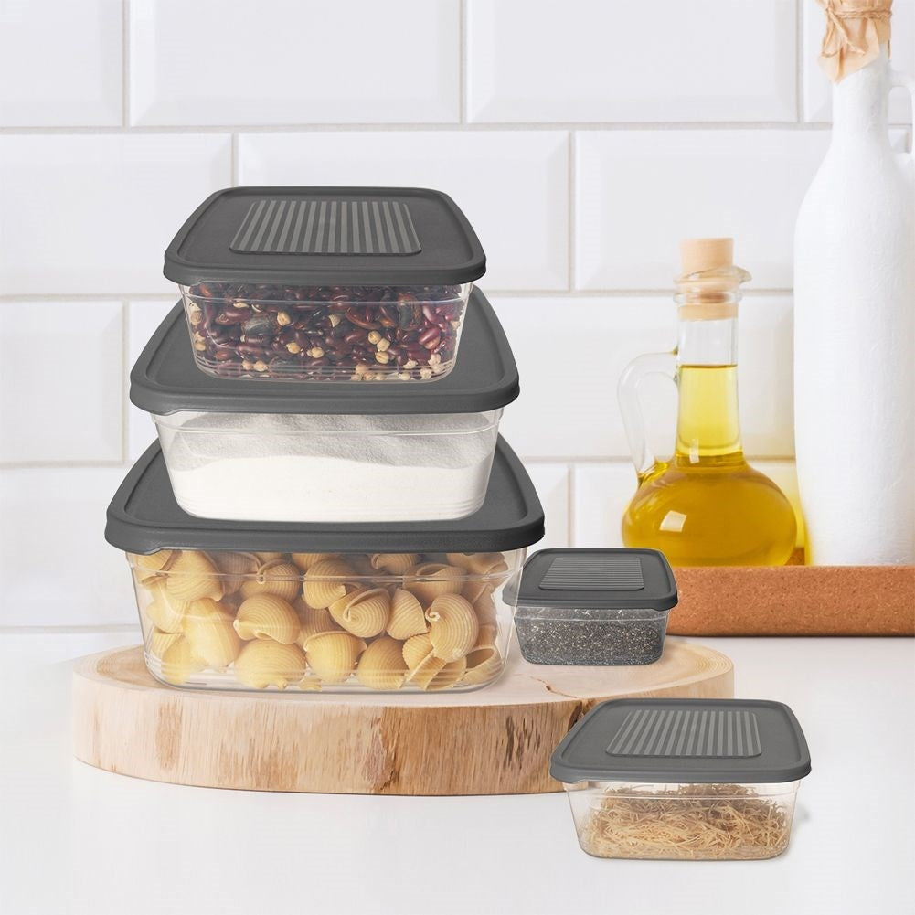 Five durable food boxes in different sizes for all food storage