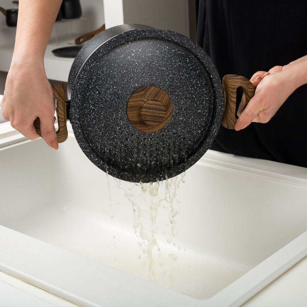 Five-layer non-stick pot for all stoves, dishwasher safe