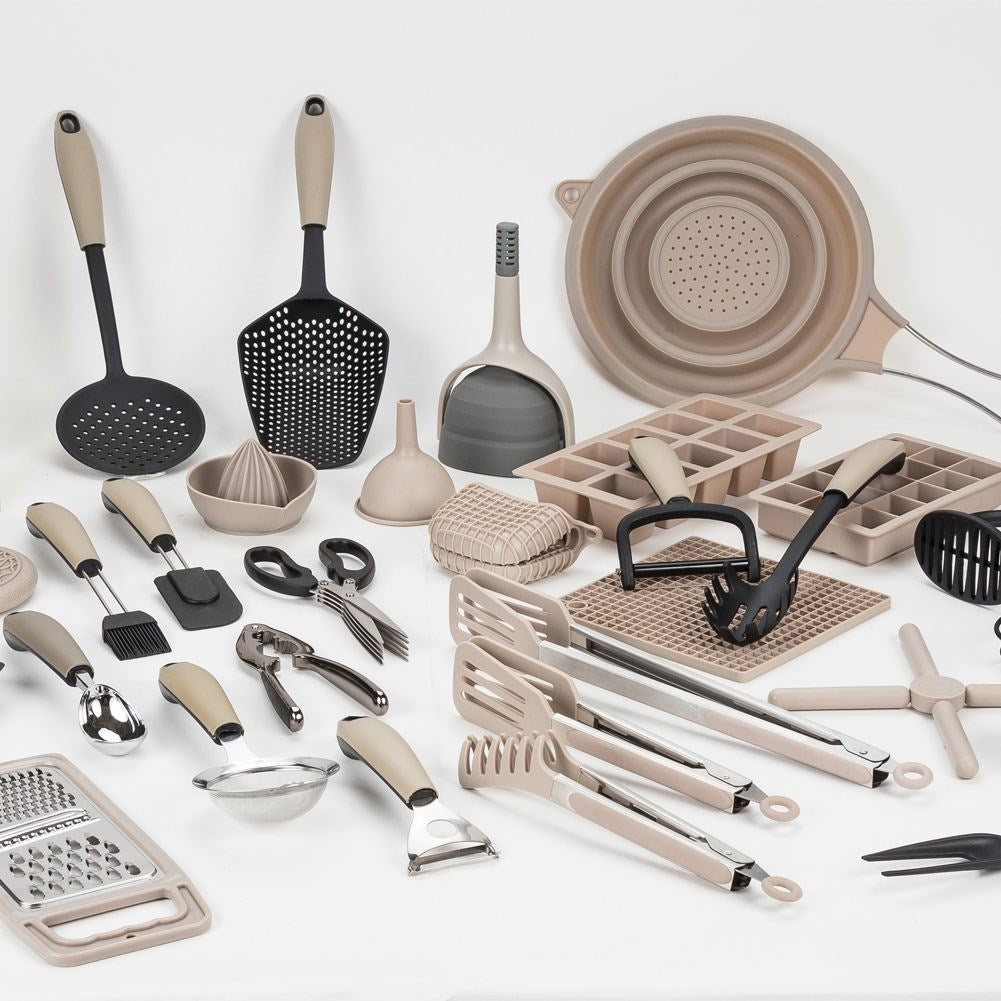 Flexible and durable kitchen utensil in silicone for cooking.