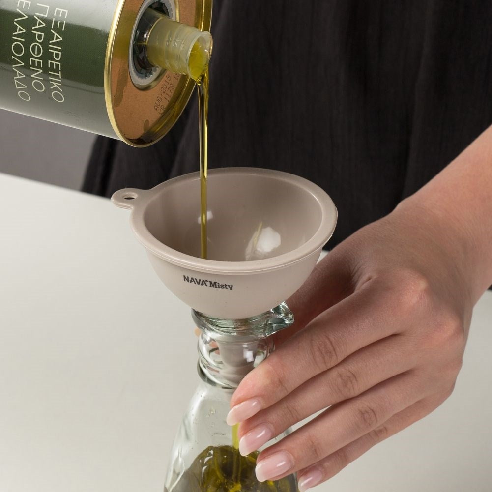 Flexible and durable kitchen utensil in silicone for cooking.