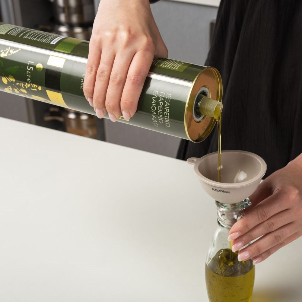 Flexible and durable kitchen utensil in silicone for cooking.