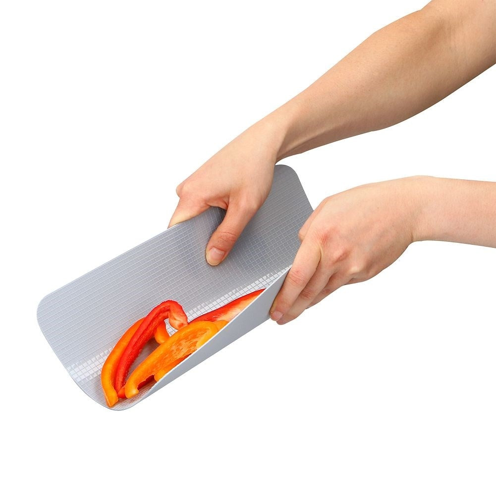 Flexible cutting boards: Easy to bend and transfer ingredients