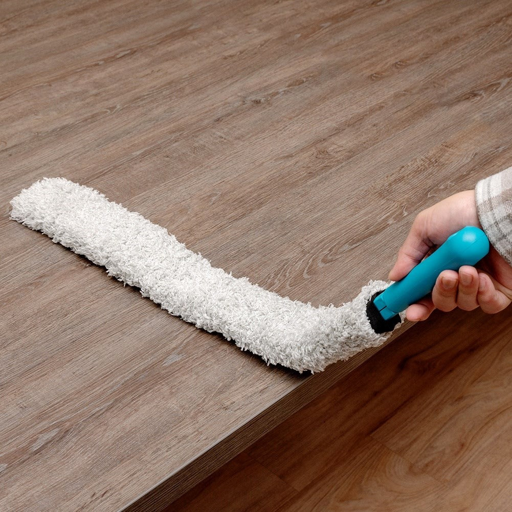 Flexible element brush with antistatic bristles for easy cleaning