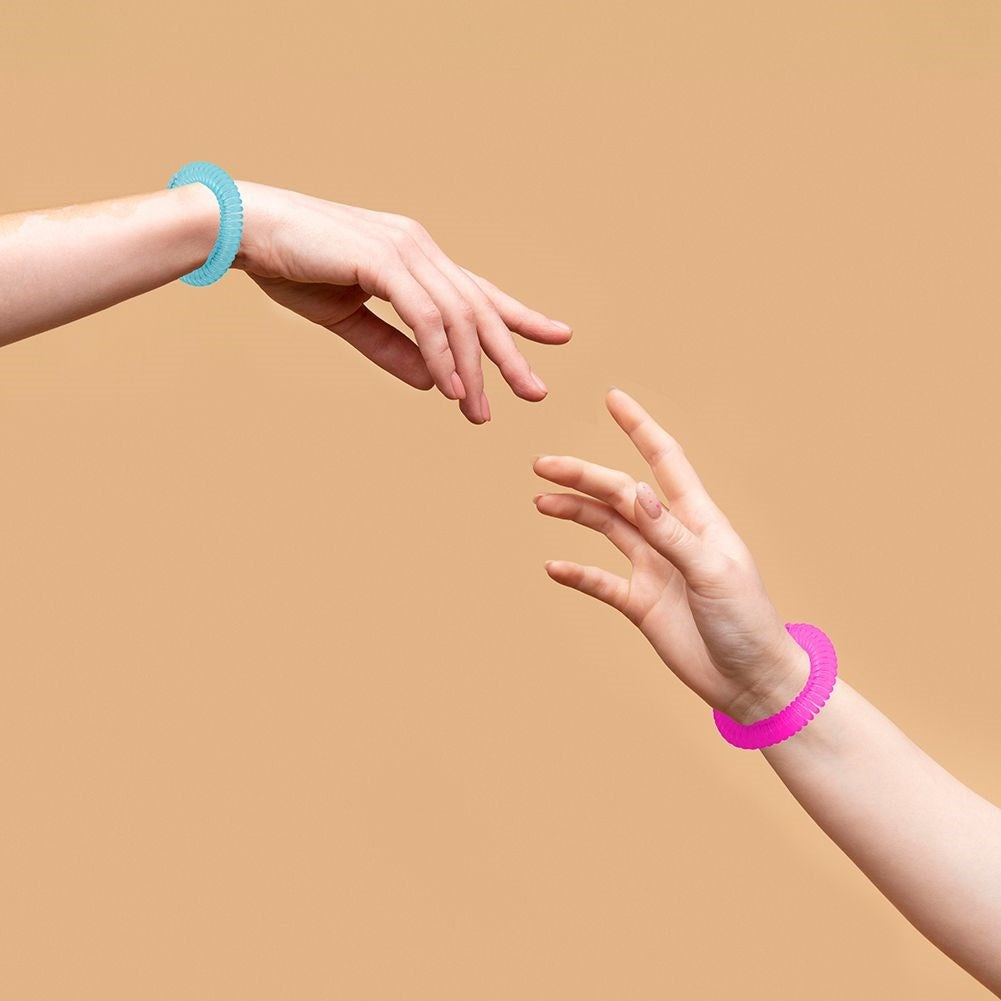 Flexible mosquito bracelet with citronella and pleasant lemon scent