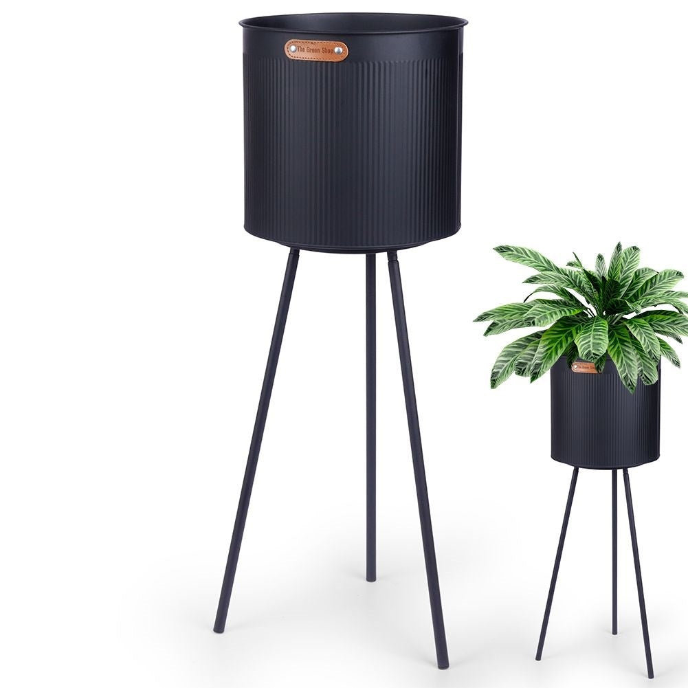 Fluted flower pot with three legs in black metal for indoor/outdoor use