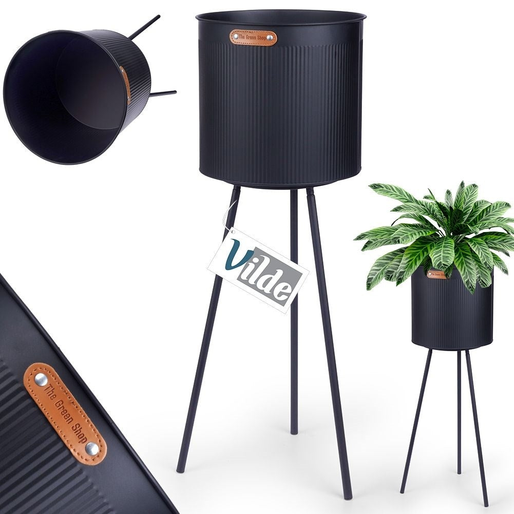Fluted flower pot with three legs in black metal for indoor/outdoor use