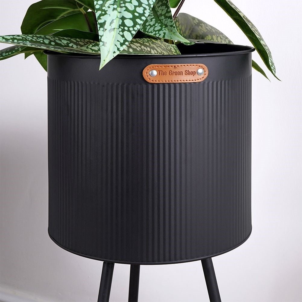 Fluted flower pot with three legs in black metal for indoor/outdoor use