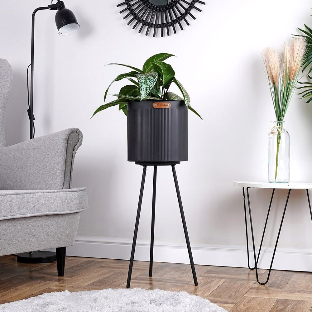 Fluted flower pot with three legs in black metal for indoor/outdoor use