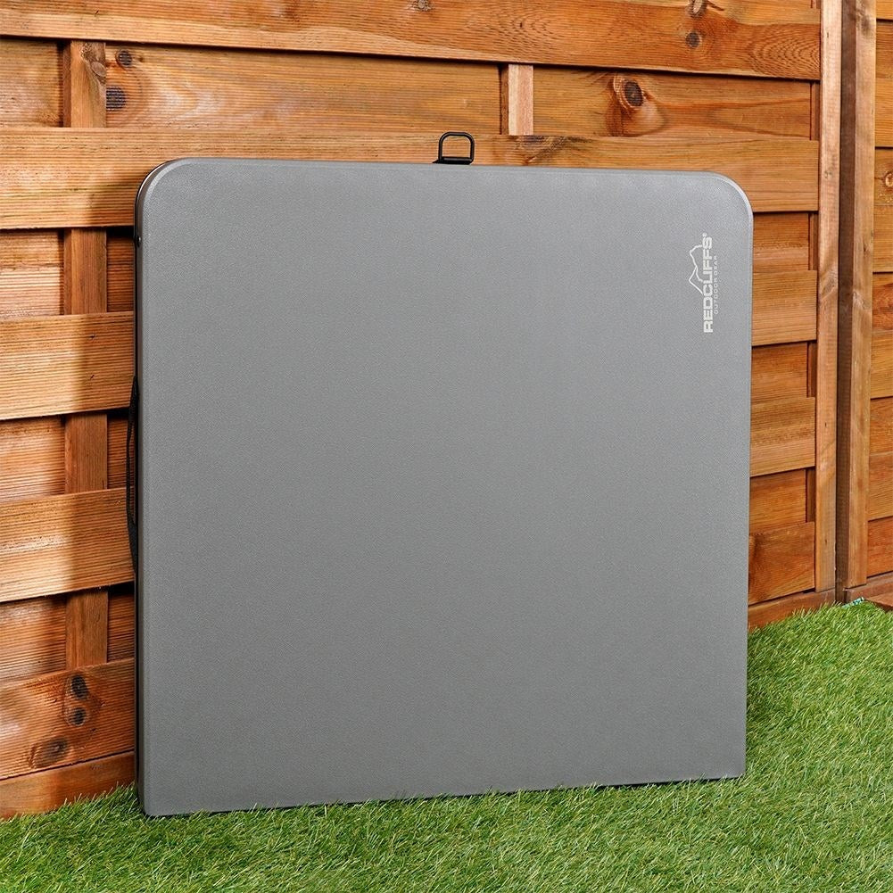Folding camping table: Weatherproof and compact
