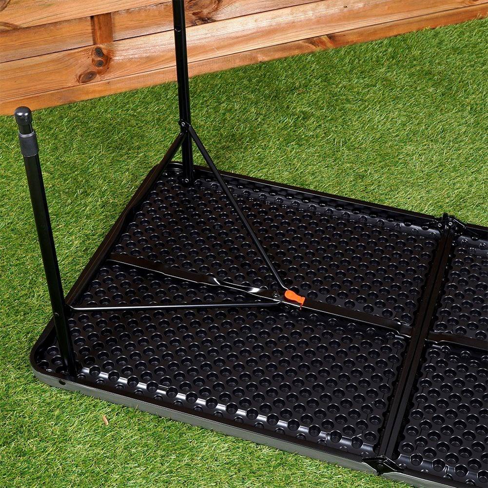 Folding camping table: Weatherproof and compact