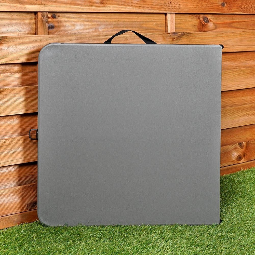 Folding camping table: Weatherproof and compact