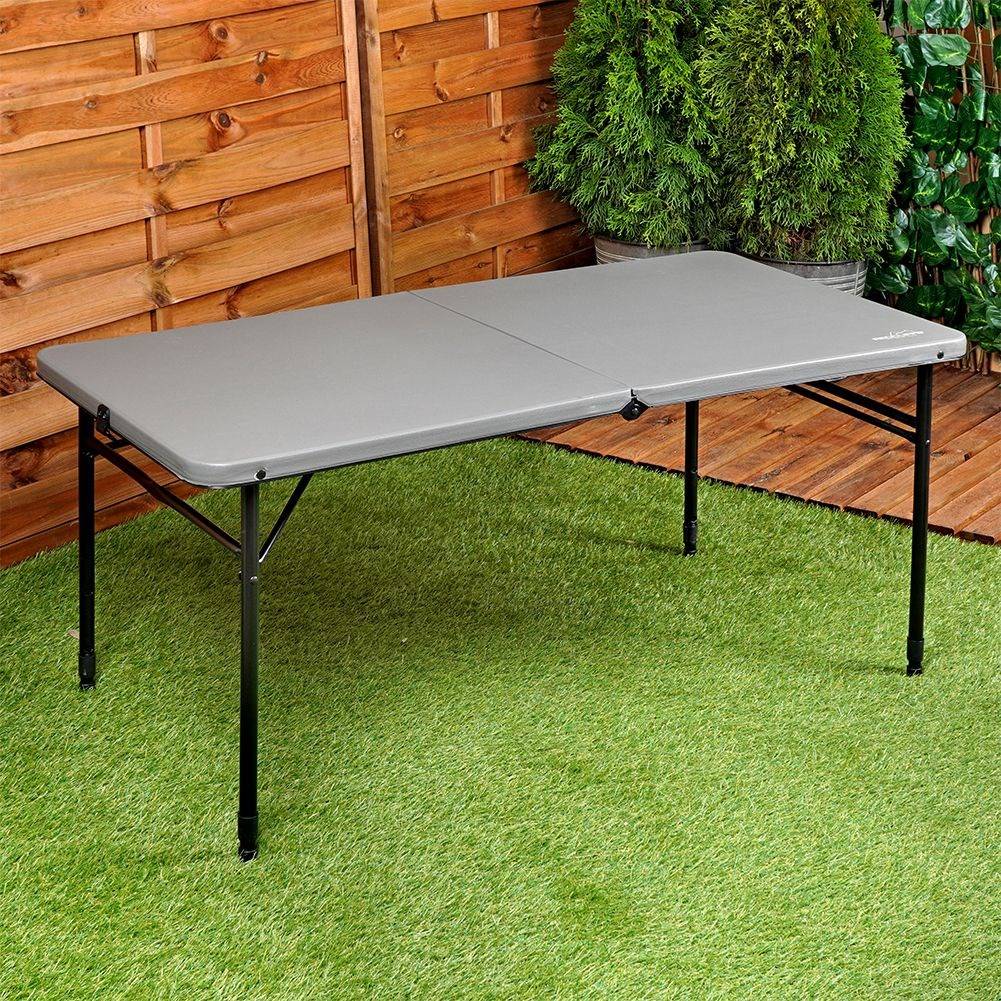 Folding camping table: Weatherproof and compact