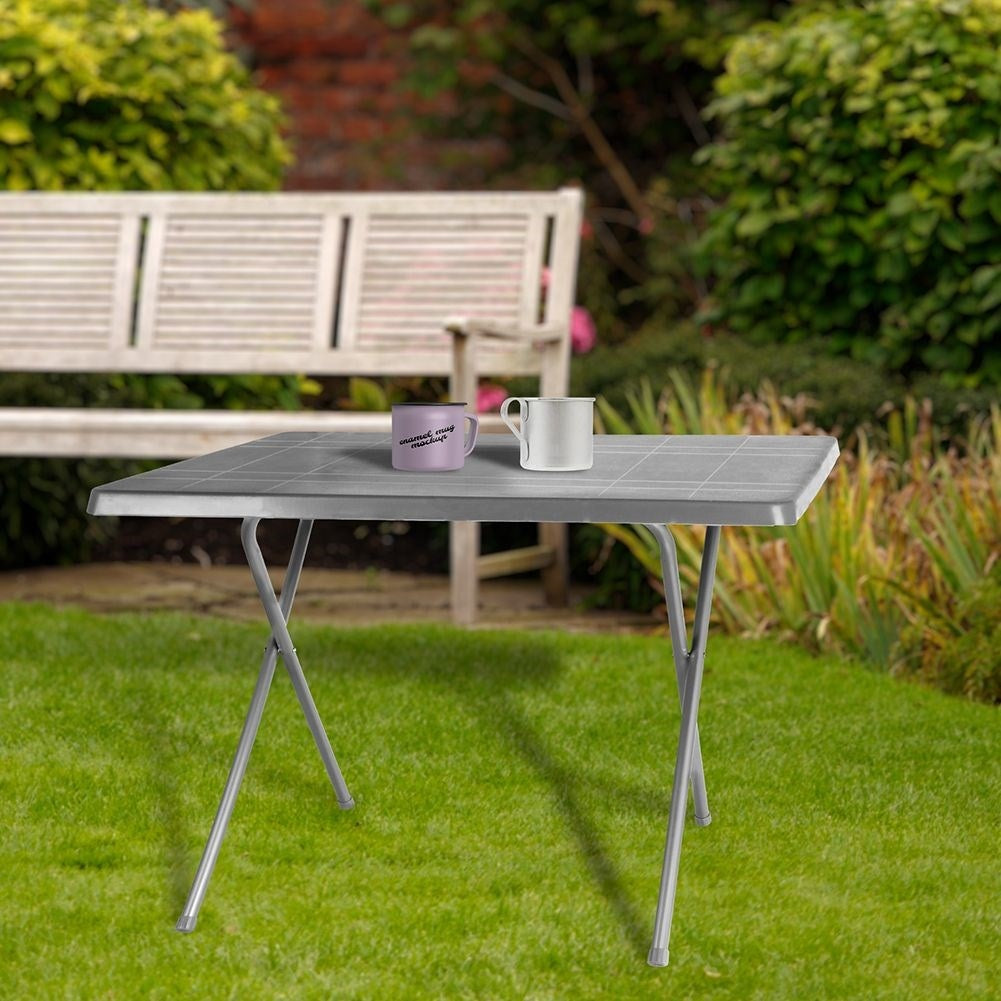 Folding camping table: weatherproof and space-saving