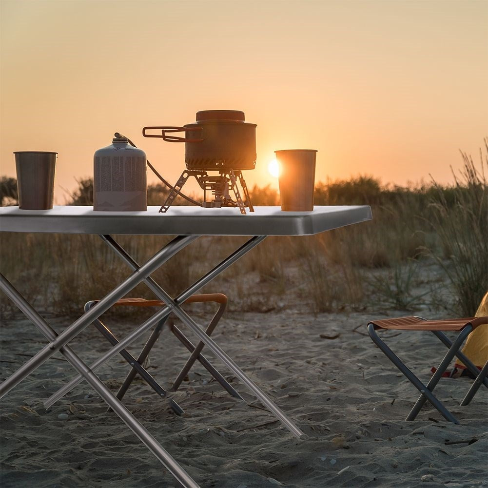 Folding camping table: weatherproof and space-saving