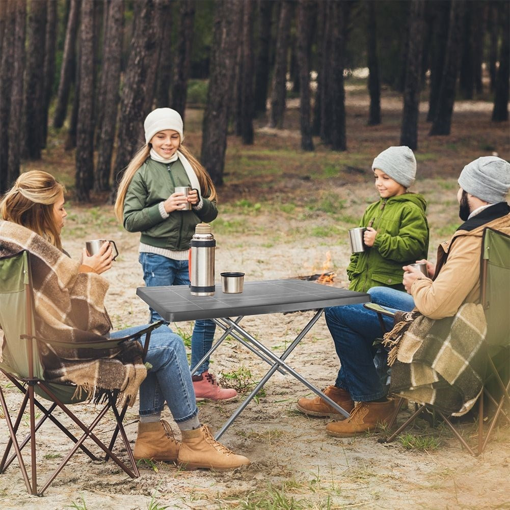Folding camping table: weatherproof and space-saving