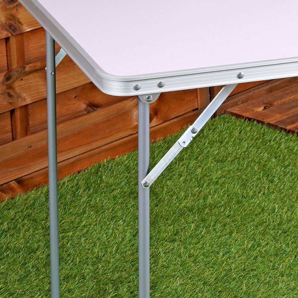 Folding camping table: weatherproof and stable