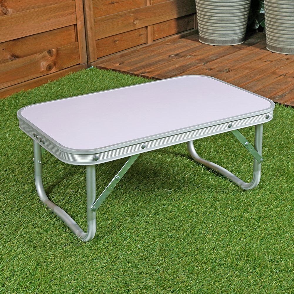 Folding camping table: weatherproof, space saving