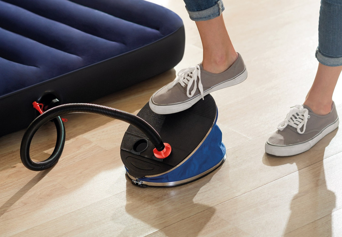 Foot pump for a mattress with 3 tips INTEX 68610