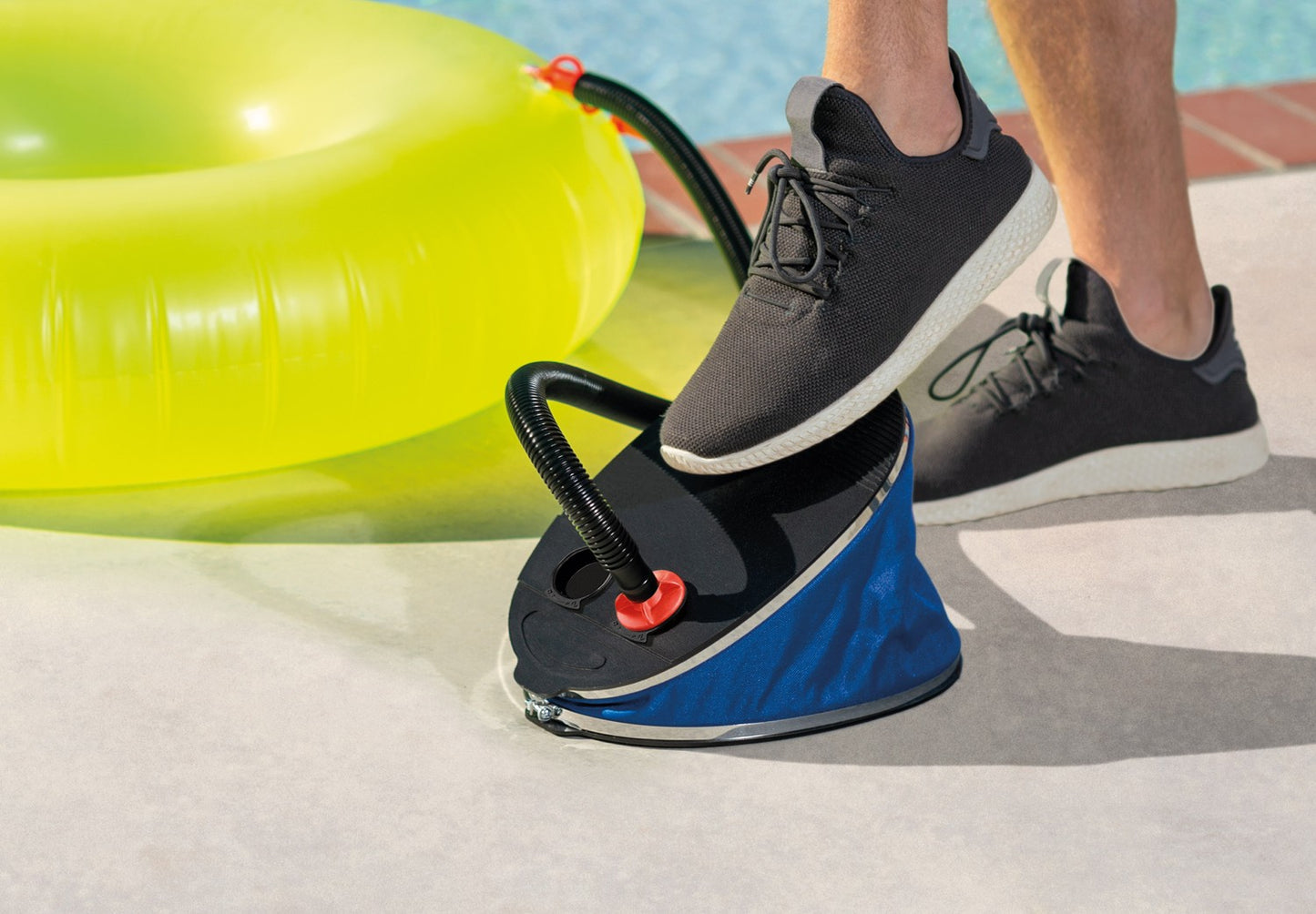 Foot pump for a mattress with 3 tips INTEX 68610