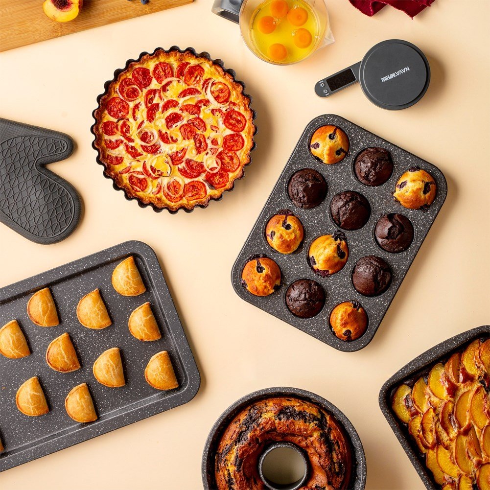 Form with non-stick granite coating for all types of pies