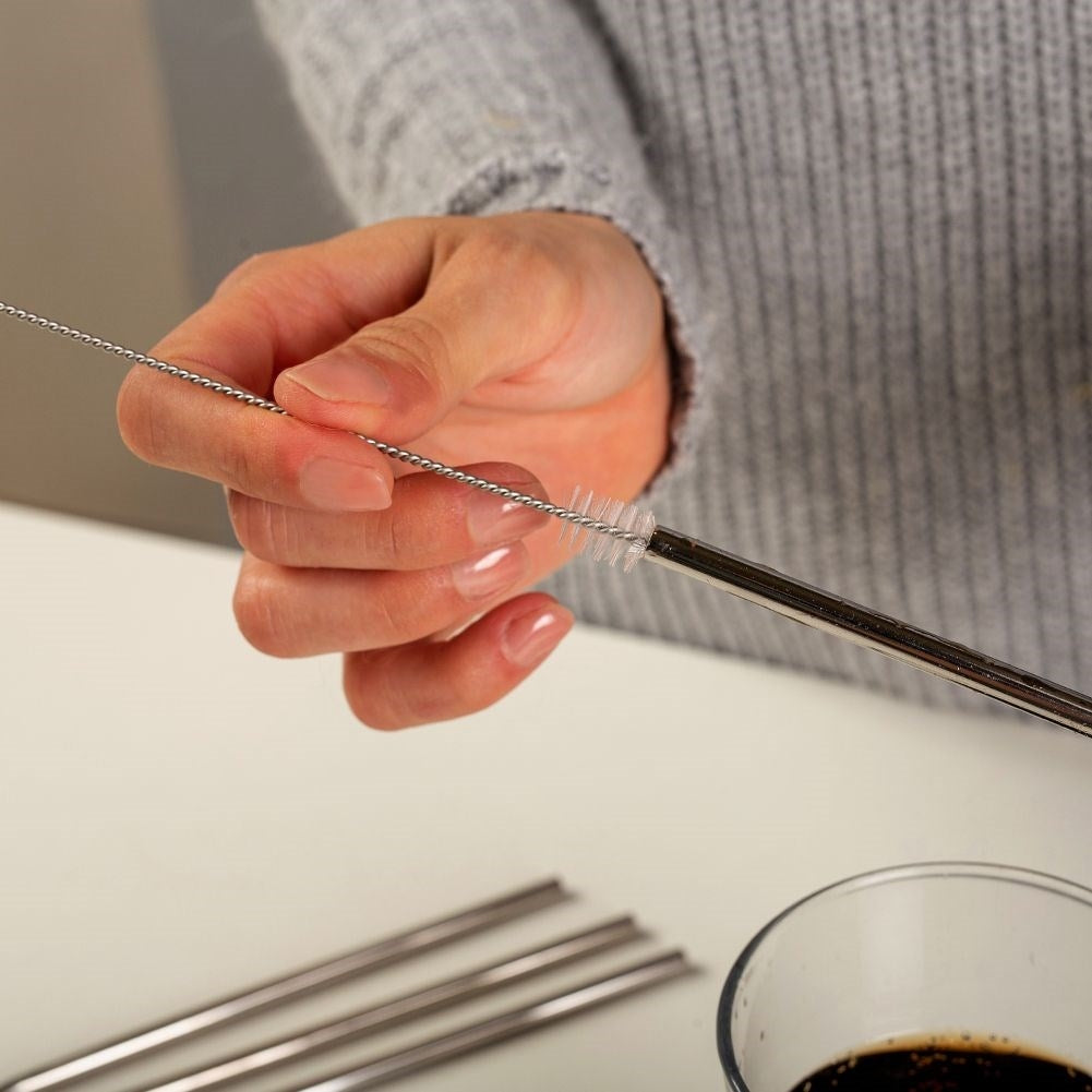 Four bent stainless straws with cleaning brush