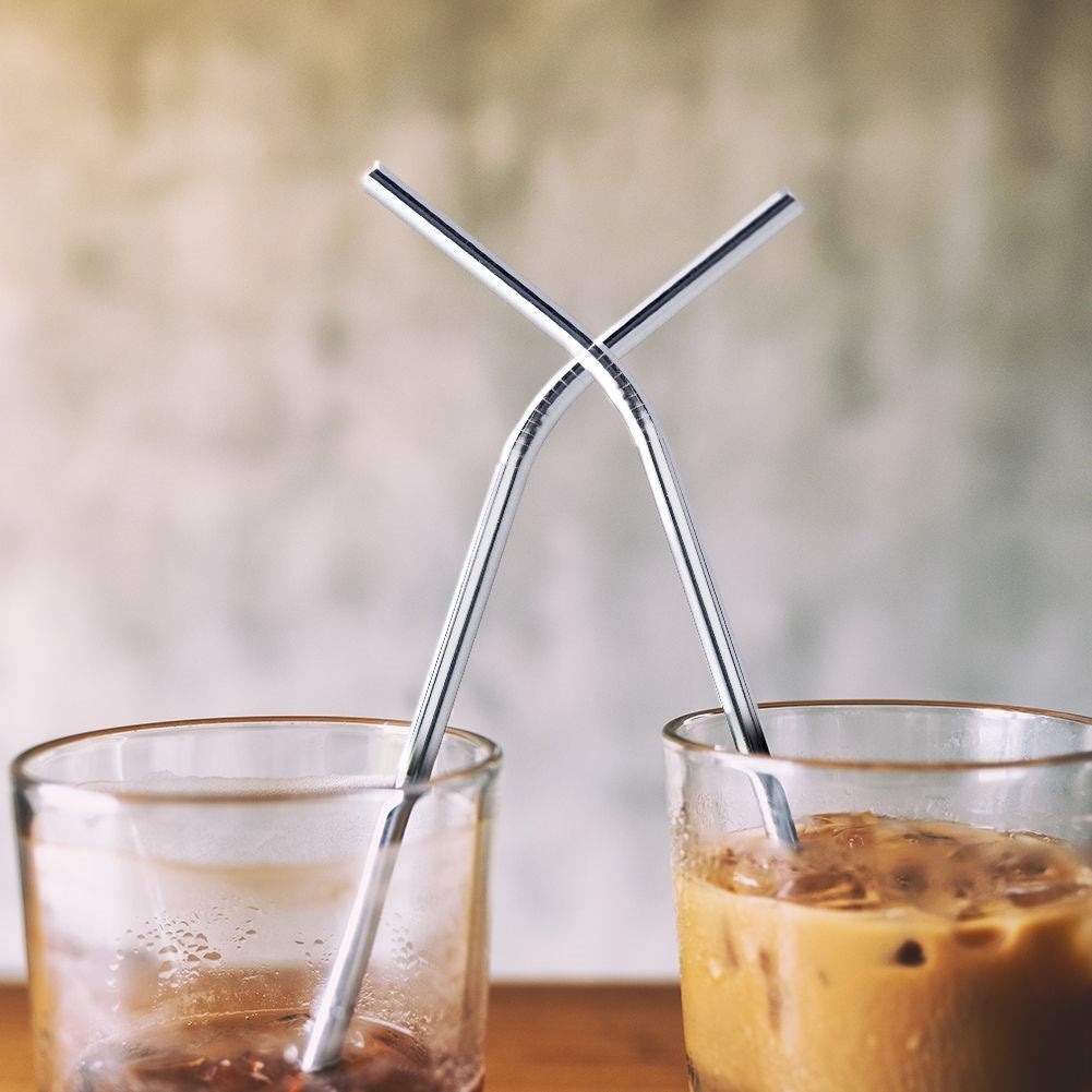 Four bent stainless straws with cleaning brush