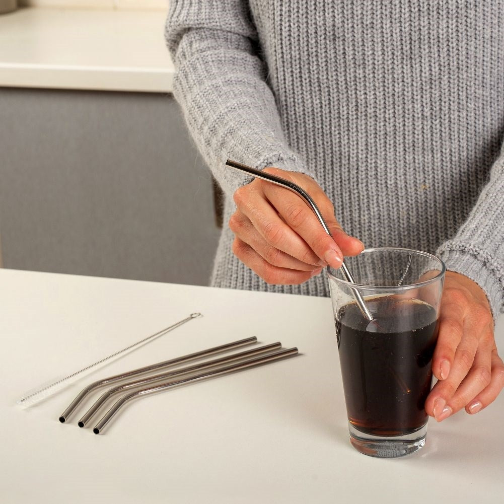Four bent stainless straws with cleaning brush